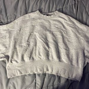 Slightly cropped,oversize nike sweatshirt